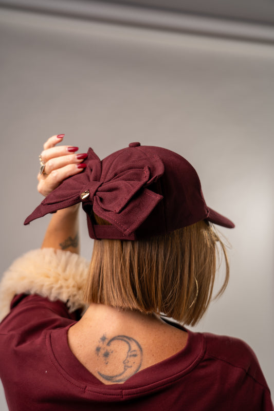 CAPPELLO FIOCCOSO BORDEAUX!