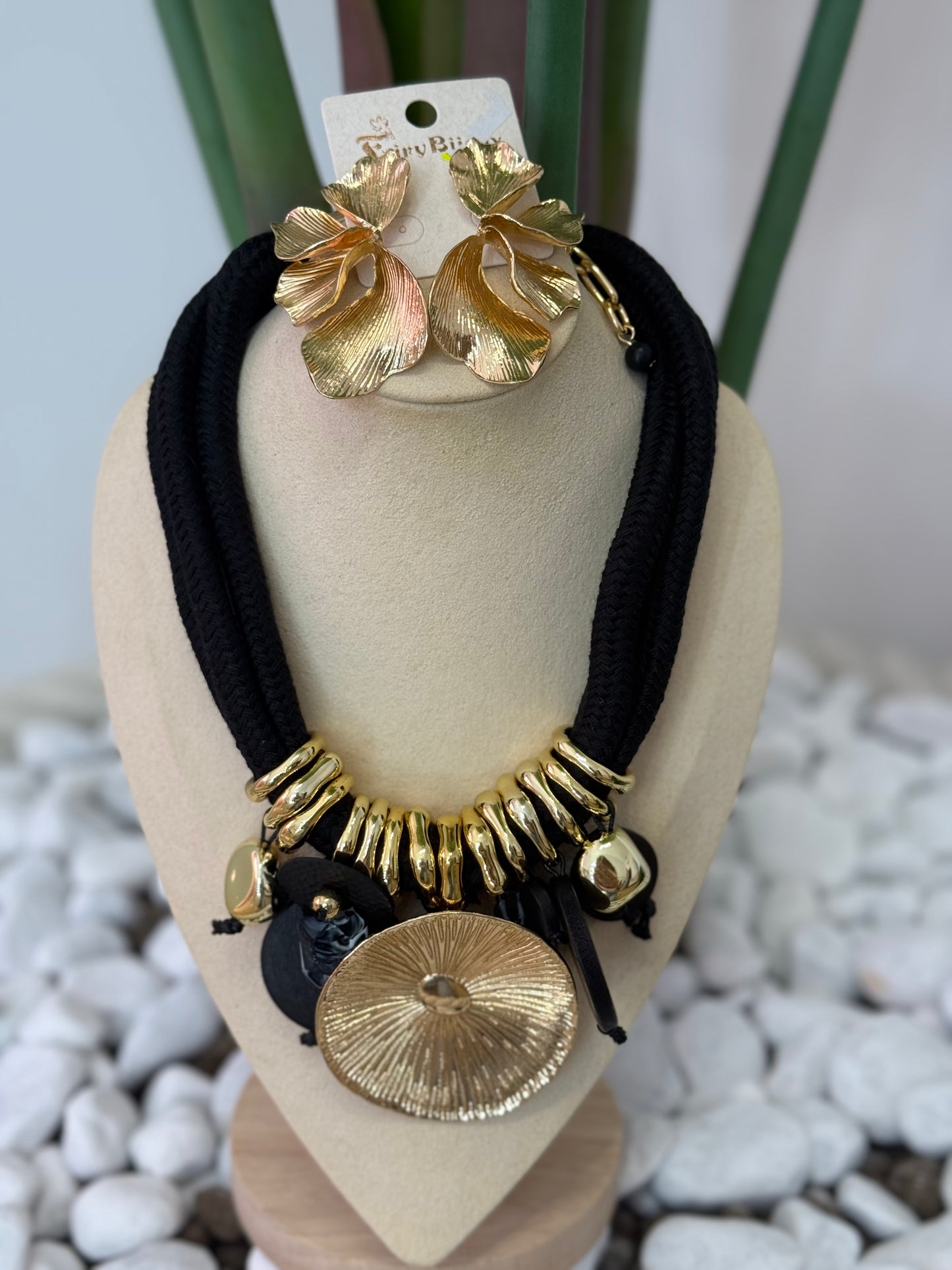COLLANA MEDAGLIONE BLACK!